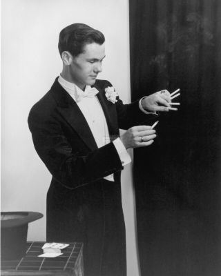 Legendary Entertainer Johnny Carson As A Young Magician - 8x10 Photo (aa - 038)