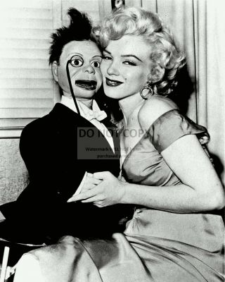 Marilyn Monroe With Charlie Mccarthy In 1952 - 8x10 Publicity Photo (zy - 269)