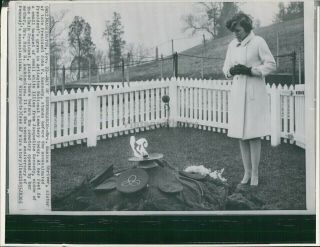 1965 Wire Photo President Jfk John F Kennedy Wa Eunice Shriver Grave Lillies 6x8