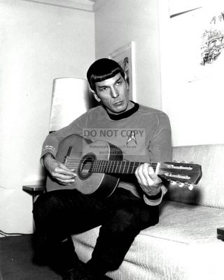 Leonard Nimoy As " Mr.  Spock " Playing A Guitar - 8x10 Publicity Photo (zz - 578)