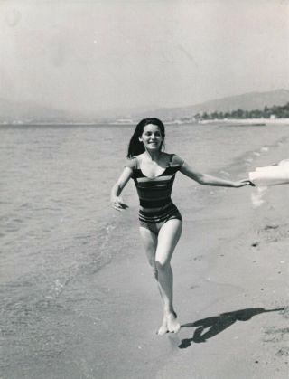 Daniele Gaubert 1961 Mexican Cheesecake Press Photo Running On Beach