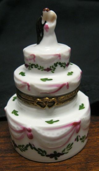 Vintage Limoges France Peint Main 3 Tier Wedding Cake Porcelain Trinket Box -