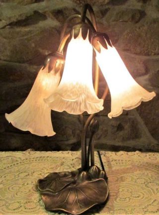 Vintage 3 Light Lily Pad Boudoir Brass Table Lamp Mottled White Trumpet Flowers