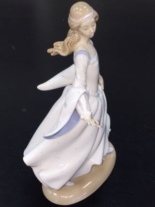 Lladro 4828 Cinderella Lost Slipper Porcelain Figurine 9 3/4 