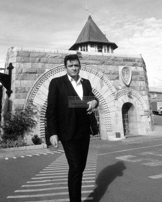 Johnny Cash Stands In Front Of Folsom State Prison - 8x10 Photo (rt - 807)