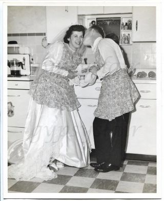 1950s Vintage Wedding Photo Bride & Groom In Kitchen Aprons Wash Dishes & Kiss
