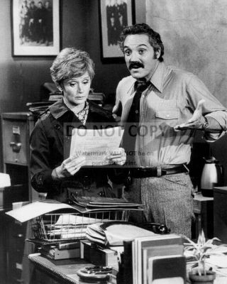 Hal Linden And Barbara Barrie In " Barney Miller " - 8x10 Publicity Photo (zz - 492)