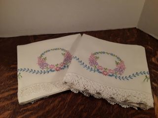 Standard Pillowcases Embroidered French Knot Flowers & Crochet Trim Set Of 2 Vtg