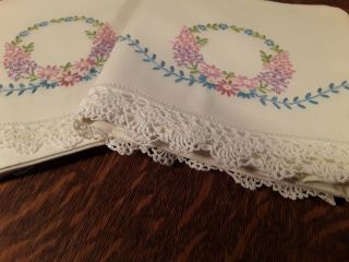 Standard Pillowcases Embroidered french knot Flowers & Crochet Trim set of 2 vtg 3