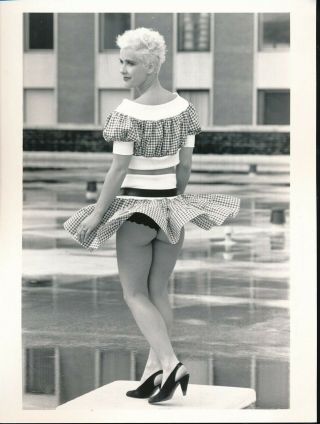 Paula Yates,  Uk Television Pop Show Host 1987 Sexy Cheeky Upskirt Press Photo