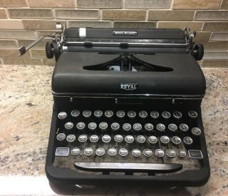 Royal Quite Deluxe Typewriter 1946? Glass Keys
