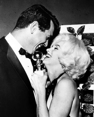 Marilyn Monroe And Rock Hudson At The 1962 Golden Globes - 8x10 Photo (az788)