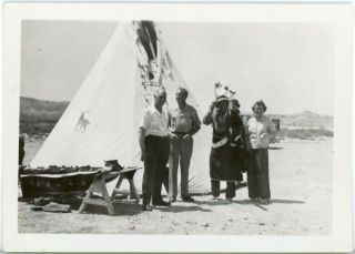 Vintage B/w Snapshot - Tourist Stopping To Visit Native American Items