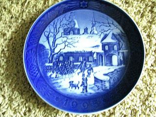 Royal Copenhagen " Christmas At The Manor House " Plate - 1995