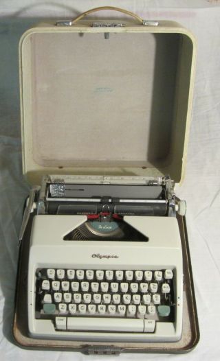 Antique Typewriter - - Olympia Sm9 De Luxe Portable With Hard Case,  Late 1960 