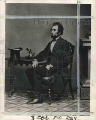 1961 Press Photo Abraham Lincoln Sitting On Table During Civil War Era