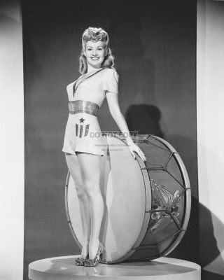 Actress Betty Grable - 8x10 Publicity Photo (az180)
