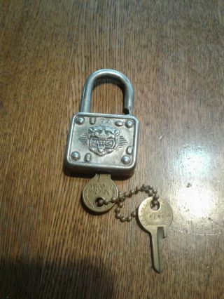 I) Vintage Master Lock Co.  77 Padlock With 2 Keys 5698 Good