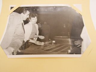 Vintage B&w Photo Of Girl Playing Roulette At Piccadilly Club Reno Nevada - A1