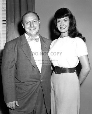 Bettie Page With " Pin - Up King " Irving Klaw - 8x10 Publicity Photo (ab - 109)