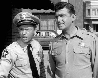 Andy Griffith And Don Knotts In " The Andy Griffith Show " - 8x10 Photo (az739)
