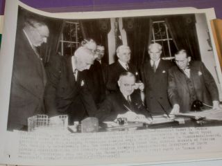 Ap Wire Photo President Truman Signs Lend - Lease Agreement 4/17/45 Dsp935