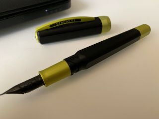 Visconti Opera Metal Roadster Black/yellow Fine Fountain Pen (738st02)