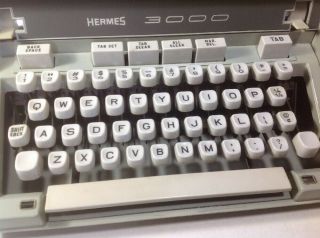 Hermes 3000 Portable typewriter 5
