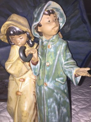 Lladro Gres Figurine Boy & Girl Under Large Umbrella 2077 Under The Rain 10”