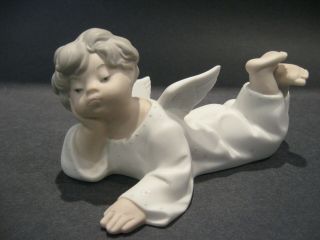 Lladro Fine Porcelain Reclining Angel 4541 Figurine Matte Finish Spain Cutie
