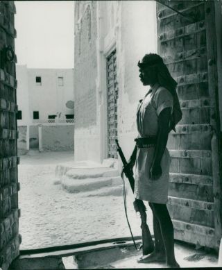 Aden: Soldier Of The Kathiri Bedouid Corps On Guard Duty.  - Vintage Photo