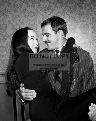 John Astin & Carolyn Jones In " The Addams Family " - 8x10 Publicity Photo (da849)