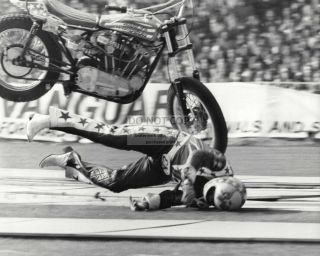Evel Knievel Crashes On Landing Ramp At Wembley In 1975 - 8x10 Photo (oc011)