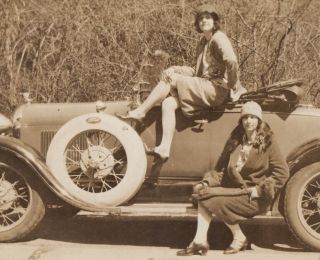 TEMPTRESS SEXY FLAPPER WOMEN POSE on FORD MODEL A CAR 1930s VINTAGE PHOTO 2