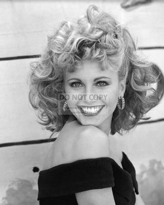 Olivia Newton - John In The Film " Grease " - 8x10 Publicity Photo (bt289)