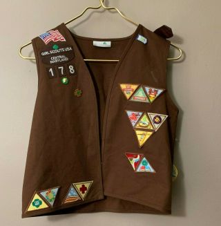 Girl Scouts Brown Vest 48 Patch And 2 Pins Szm