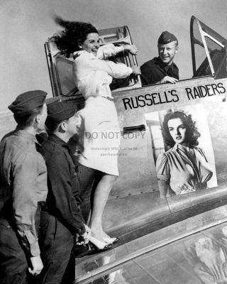Jane Russell With Members Of The Army Air Corps In 1941 - 8x10 Photo (da879)