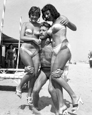 Kirk Douglas With Friends On The Beach - 8x10 Publicity Photo (ww245)