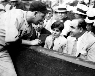 Cubs Catcher Gabby Hartnett Signs Baseball For Al Capone Son 8x10 Photo (bb - 934)