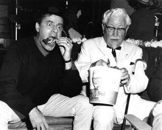 Jerry Lewis And Colonel Harland Sanders In " The Big Mouth " - 8x10 Photo (op - 149)