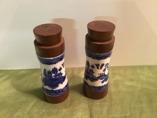Vintage BLUE WILLOW Pattern Set SALT & PEPPER Shakers Wood/Blue & White Ceramic 2