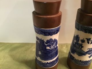 Vintage BLUE WILLOW Pattern Set SALT & PEPPER Shakers Wood/Blue & White Ceramic 5