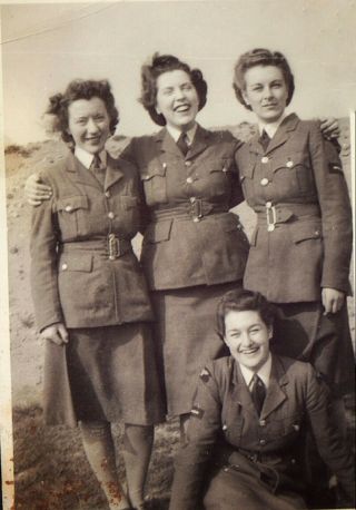 Vintage Old 1942 Wwii Photo Women Female Army Airforce Nurses In Uniform Badges