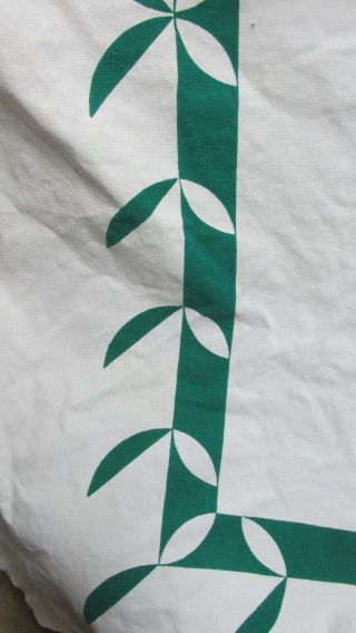 WHITE WITH DARK GREEN REVERSE DESIGN ABSTRACT LEAF BORDER  VINTAGE TABLECLOTH 2