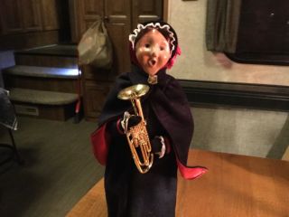Byers Choice CAROLER SALVATION ARMY LADY WITH FRENCH HORN 2004 2