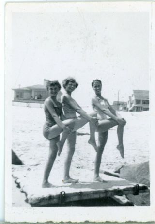 Small Vintage Snapshot Photo - 3 Girls In Swimsuits Holding One Leg Up - Beach