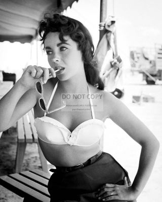 Elizabeth Taylor On The Set Of The Film " Giant " - 8x10 Publicity Photo (aa - 337)