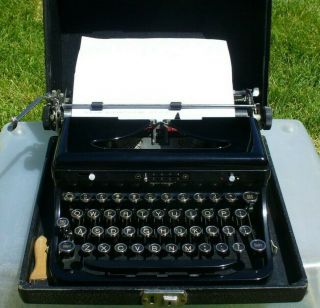 Vintage Royal Model O Portable Typewriter With Case
