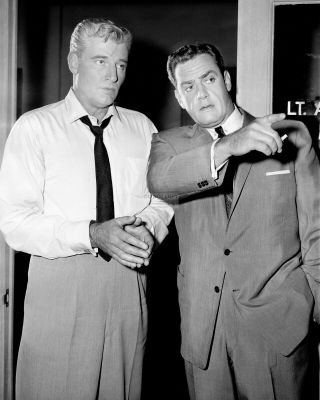 Raymond Burr And William Hopper In " Perry Mason " - 8x10 Publicity Photo (fb - 214)
