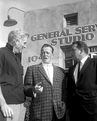 Raymond Burr,  William Hopper & Talman On Set " Perry Mason " - 8x10 Photo (dd - 173)